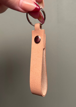 Lataa kuva Galleria-katseluun, Beige avaimenperä nahkaa