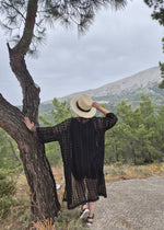 Lataa kuva Galleria-katseluun, Musta pitkä pitsitakki yhdistettynä hihattomaan mustaan kesämekkoon.