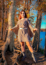 Lataa kuva Galleria-katseluun, Beigen sävyinen silkkivilla mekko näyttävillä hioilla.