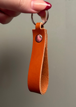 Lataa kuva Galleria-katseluun, Konjakin värinen avaimenperä nahkaa