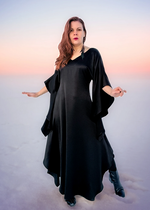 Lataa kuva Galleria-katseluun, Musta satiinimekko, jossa liehuvat hiat, jotka levenee alaspäin.