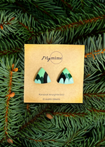 Lataa kuva Galleria-katseluun, Minimalistiset korvakorut, jossa kolmion mallisella litteällä pohjalla kuvitus metsästä.