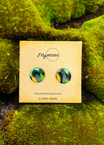 Lataa kuva Galleria-katseluun, Minimalistinen korvakoru, jossa litteällä pohjalla kuvitus metsästä.