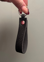 Lataa kuva Galleria-katseluun, Musta avaimenperä nahkaa