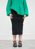 Lataa kuva Galleria-katseluun, Musta ribbihame, joka on yhdistetty muhkeaa neuleeseen.