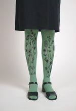 Lataa kuva Galleria-katseluun, sukkahousut niitty aiheisella printillä. Printti kulkee säären päällä.