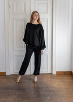Lataa kuva Galleria-katseluun, Musta pussihihainen pusero kiiltävällä satiinipinnalla ja pyöreällä kaula-aukolla