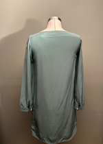 Lataa kuva Galleria-katseluun, Sinivihreä silkkitunika takaa