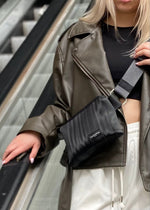 Lataa kuva Galleria-katseluun, Turvavöistä valmistettu vyölaukku nuoren naisen päällä.