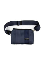 Lataa kuva Galleria-katseluun, Sinisen sävyisistä turvavöistä valmistettu vyölaukku.