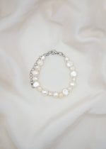 Lataa kuva Galleria-katseluun, Kaunis valkoisista makenvedenhelmistä tehty rannekoru.