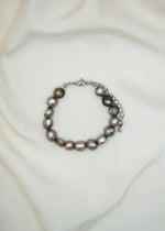 Lataa kuva Galleria-katseluun, Kauniit harmaat makeanvedenhelmet rannekorussa.