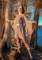 Lataa kuva Galleria-katseluun, Upea neulemekko, jossa todella leveät ja näyttävät hiat. Voi mys käyttää vyön kanssa.