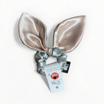 Lataa kuva Galleria-katseluun, Harmahtava valkoinen silkistä tehty pupu hiusdonitsi