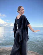 Lataa kuva Galleria-katseluun, Musta näyttävä pusero liehuvilla hioilla.