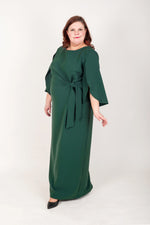 Lataa kuva Galleria-katseluun, Vihreä iltapuku koossa XXL. Mallissa näyttävät kalla hiat sekä vedos vyötäröllä.