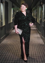 Lataa kuva Galleria-katseluun, Upea säihkyvä vihreä paljetti iltapuku. V-pääntie ja halkio edessä.