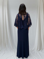 Lataa kuva Galleria-katseluun, takana iltapuvun pitsikeeppi ulottuu vyötäölle asti.