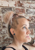 Lataa kuva Galleria-katseluun, PALLO-nappikorvakorut | Musta, beige