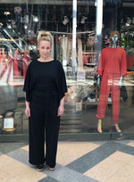 Lataa video gallerian katseluohjelmaan Videolla esitellään jumpsuitin leveät hihat ja takahalkio.