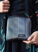 Lataa kuva Galleria-katseluun, harmaa-unisex-laukku-turvavöistä.jpg