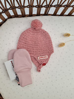 Lataa kuva Galleria-katseluun, Ihana ja käytännöllinen asustekokonaisuus vastasyntyneelle. Setti sisältää pehmeän alpakkamyssyn sekä peukalottomat merinovillaiset tumput.