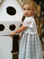 Lataa kuva Galleria-katseluun, Ekologinen lasten juhlamekko kierrätetysmateriaalista.