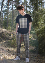 Lataa kuva Galleria-katseluun, Ruutu-housut  yhdistettynä saman sarjan  T-paidan kanssa.