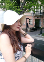 Lataa kuva Galleria-katseluun, Luonnonvalkoinen pellava lierihattu kesään. Ryhdikäs lieri. Kaksi kokoa S sekä M.