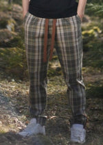 Lataa kuva Galleria-katseluun, RUUTU-housuissa on ruskean väriset solmimisnauhat.