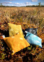 Lataa kuva Galleria-katseluun, Taiteella marinoituja suopursun lehtiä. Kotimainen, ekologinen, pala Suomen luontoa.