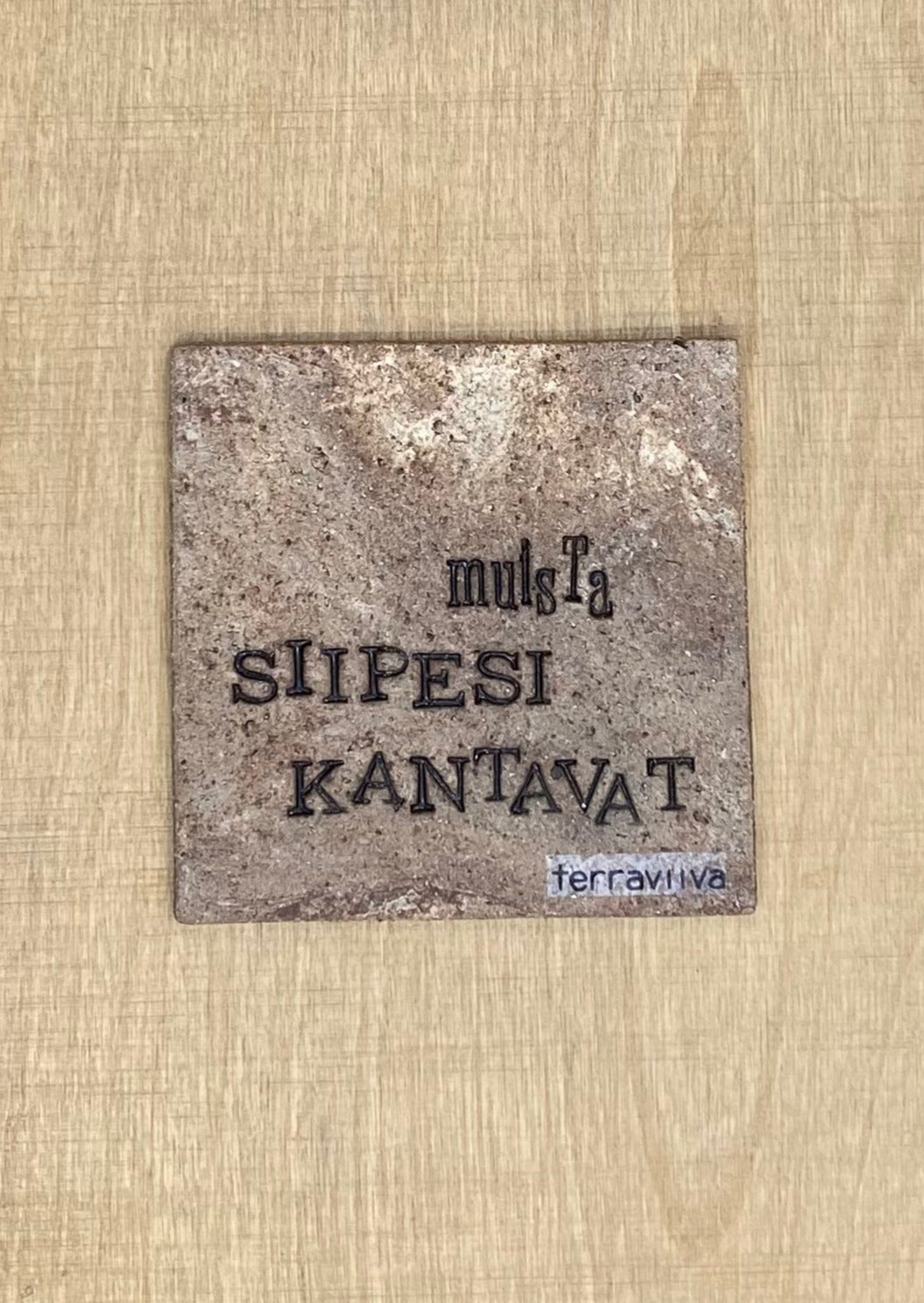 Muista siipesi kantavat -laatta