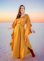 Lataa kuva Galleria-katseluun, Kullankeltainen liuhuhelmainen  satiinimekko, jossa leveät hiat.
