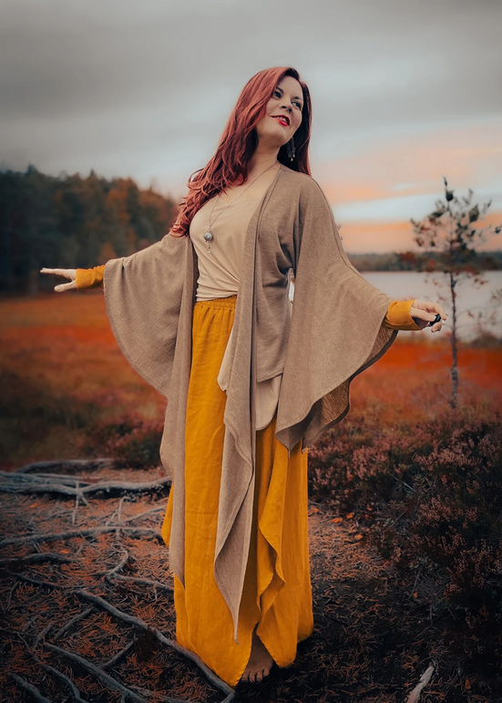 Kaunis beige kietaisuneule, jossa todella leveä hiat.