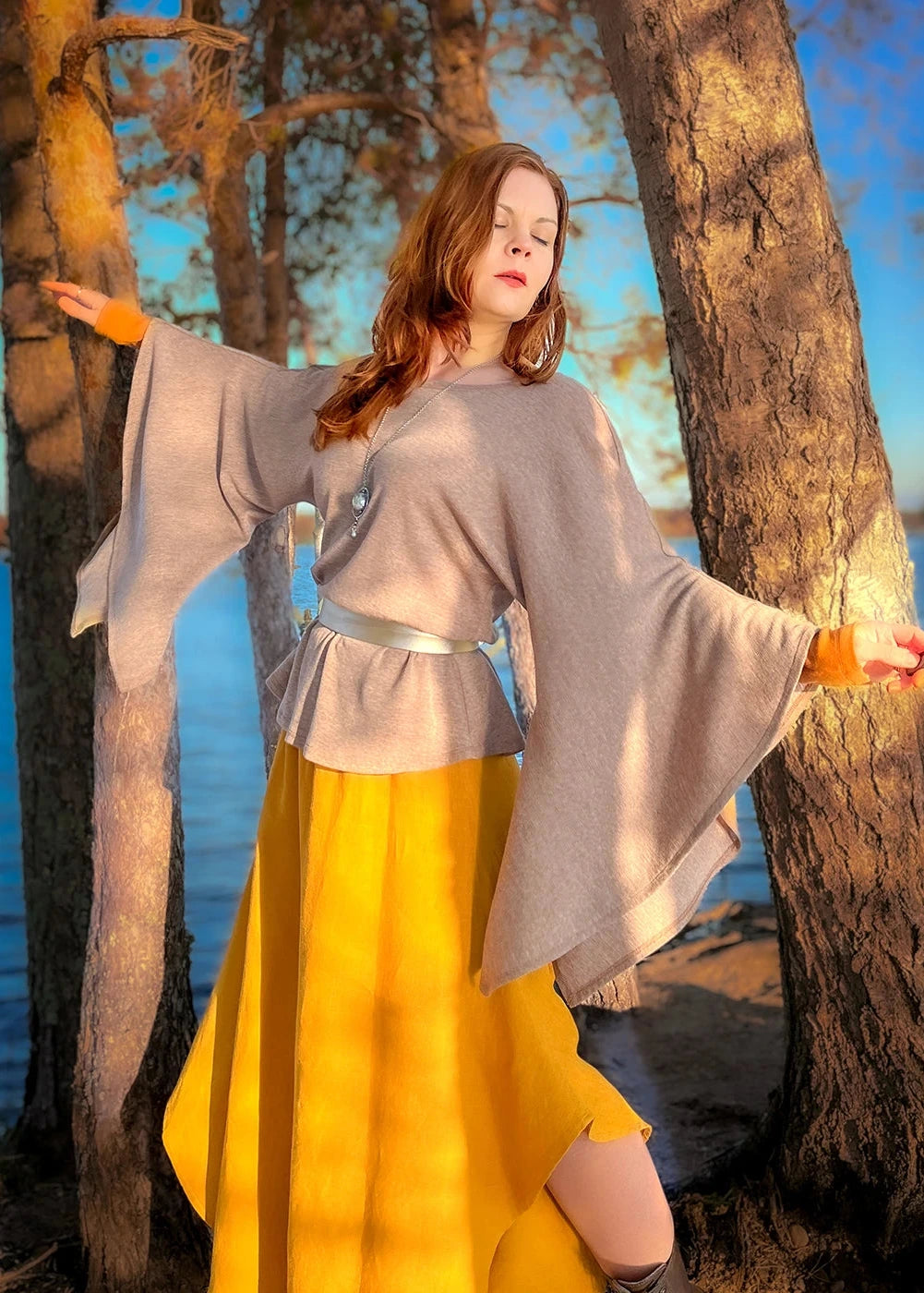 Kaunis merinovillainen neulepusero trumpetti hioilla.