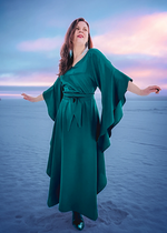 Lataa kuva Galleria-katseluun, vihreä satiinipintainen mekko, jossa epäsymmetrinen helma sekä veveät hiat
