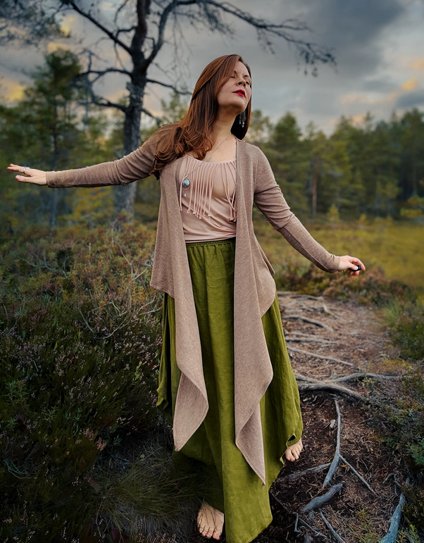 Monikäyttöinen neule. Näyttävä myös kietaisuneuleen nauhat avoimena.