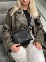 Lataa kuva Galleria-katseluun, Musta turvavöistä valmistettu vyölaukku.
