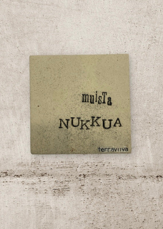 10x10cm ksin tehty laatta tekstillä: Muista nukkua