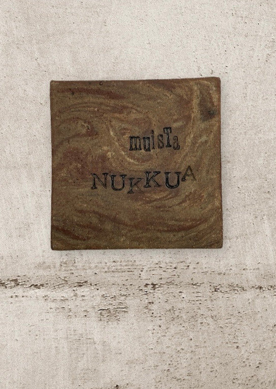 10x10cm käsin tehty laatta tekstillä: Muista nukkua