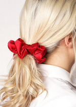 Lataa kuva Galleria-katseluun, Kirkkaanpunainen silkkinen hiuslenkki vaaleissa hiuksissa.
