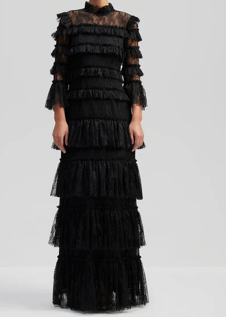 Upea täyspitkä pitsinen iltapuku. Pinta koostuu pitsiröyhelöistä.