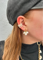 Lataa kuva Galleria-katseluun, Korvalehdessä kolme ear cuffia tuomassa näyttävyyttä.
