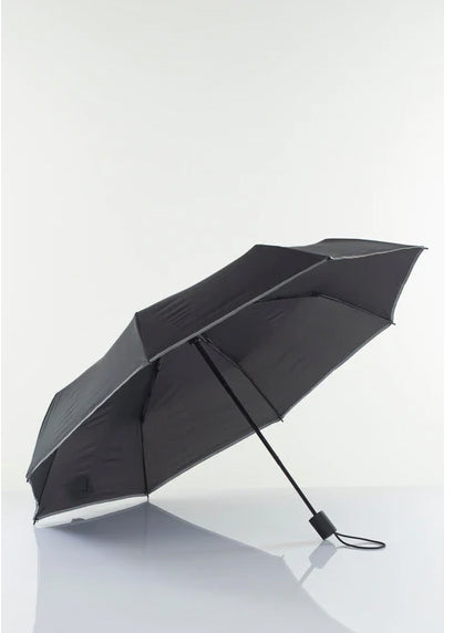 Musta sateenvarjo heijastavalla reunalla