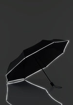Lataa kuva Galleria-katseluun, Musta sateenvarjo heijastavalla reunalla
