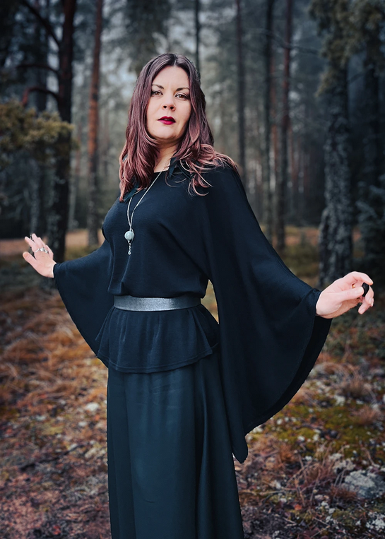 Dramaatiinen musta silkkivilla neulepaita.