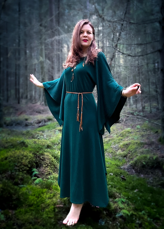 Koko pitkä trumpettihihainen merinovillainen viheä mekko.