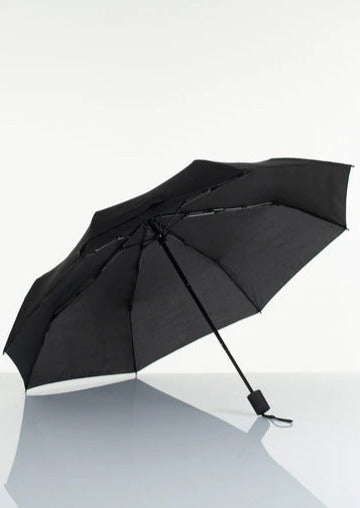Musta sateenvarjo kierrätysmateriaalista