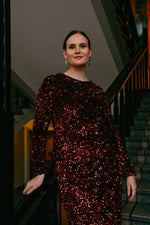 Lataa kuva Galleria-katseluun, Kalla-paljetti-iltapuvun yksityiskohta: punainen paljettikangas ja elegantti leikkaus, Anette Ahokas Design.
