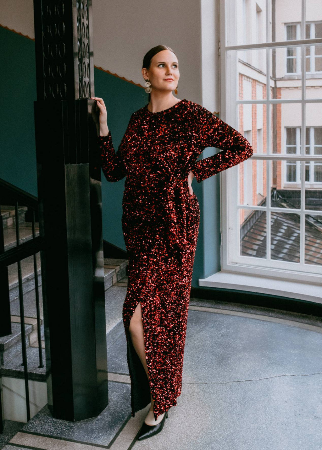 Punainen paljetti-iltapuku Anette Ahokas Designilta, vuokramekko juhliin ja promootioon.